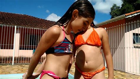 Na piscina com as meninas #2 pool chellege. Tubget - Descargar video: desafio-da-piscina-1541356382
