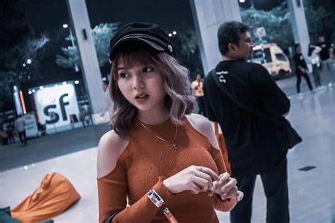 Selebgram cantik itu sempat melakukan voting soal kemiripan wanita dalam video tersebut dengan dirinya. 10 Gaya OOTD Ala Sarah Viloid yang Anak Muda Kekinian Banget!