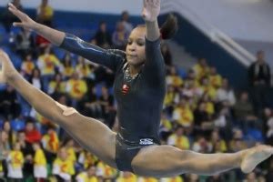 Pelo campeonato brasileiro da categoria, ginasta teve que encerrar performance de solo antes do previsto. Ginasta de 13 anos surpreende e bate Daniele Hypolito e ...