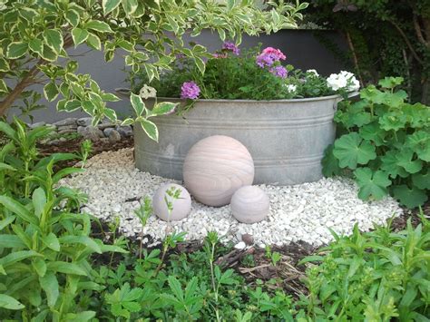 In einem garten oder park sind findlinge & felsen immer ein blickfang. Natursteinkugel,Sandsteinkugel,Granitkugel - Steinhandel24 ...