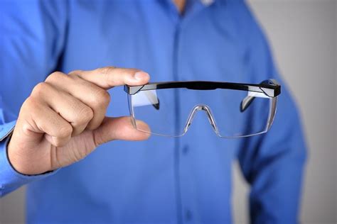 B) pemberitahuan pengawas setiap saat jika ada karyawan yang 5 Tips Menjaga Kesehatan Mata