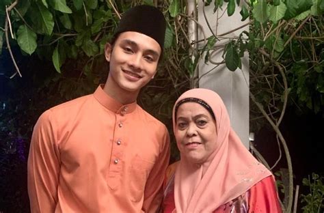 Maimunah ahmad atau lebih terkenal sebagai mak jah ialah seorang pelakon wanita malaysia yang bergiat aktif dalam televisyen dan filem. Aniq Suhair ditampar Mak Jah gara-gara tak dapat 'feel ...