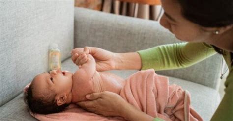 Jika seperti itu, anda bisa segera memeriksa perutnya. 5 Cara Mengatasi Perut Kembung pada Bayi dan Balita ...