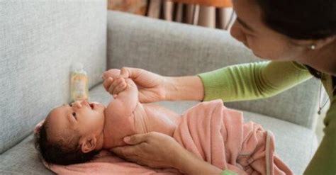 Kondisi ini terjadi karena posisi tersebut membuat suplai darah ke rahim meningkat sehingga itu membuat bayi jadi lebih aktif. 5 Cara Mengatasi Perut Kembung pada Bayi dan Balita ...