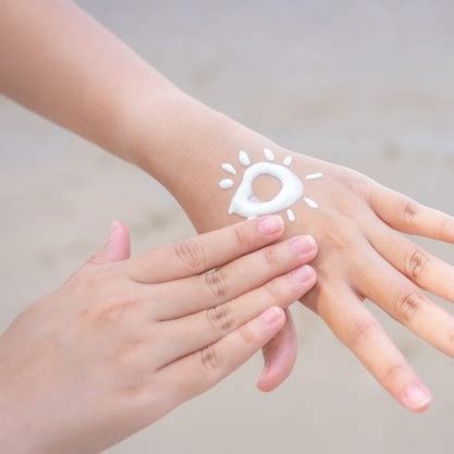 Jika kamu memiliki kulit sensitif kamu sebaiknya menggunakan sunblock, karena beberapa bahan aktif sunscreen seperti avobenzene dan oxybenzene memiliki kecenderungan untuk mengiritasi kulit. Yuk Cari Tau UVA, UVB, Sunblock dan Sunscreen - Jakarta ...