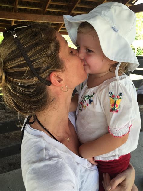 „usmagazine.com zufolge fand die hochzeit im engsten kreis von familie und freunden in einer katholischen kirche in santa monica statt. No Dia das Mães, Tom Brady publica foto de Gisele Bündchen ...