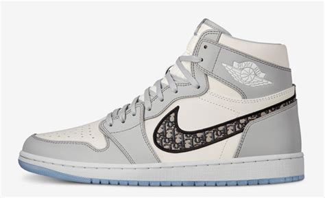 Built with leather, the upper sports a white base overlaid by light smoke grey, with black on the swoosh, laces and 'wings' branding. Nike｜DIORコラボを彷彿とさせる Air Jordan 1 Mid "Light Smoke Grey" が登場!抽選