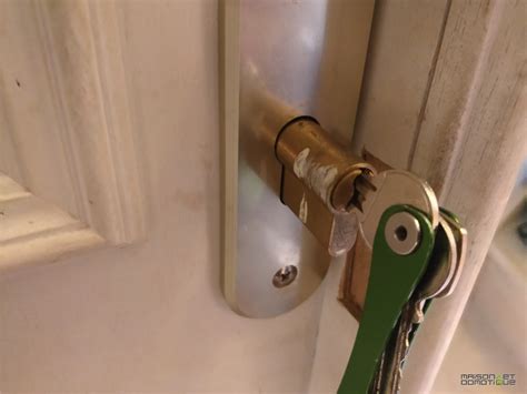 En ce qui concerne la sécurité de la porte d'entrée, l'option la plus simple est parfois la meilleure. Comment sécuriser sa porte d'entrée - Maison et Domotique
