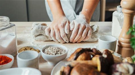 Bisnis makanan rumahan bisa banyak diminati karena semua orang menjadikan makanan sebagai kebutuhan pokok yang utama. 10 Makanan Enak yang Cocok untuk Bisnis Kuliner Online ...