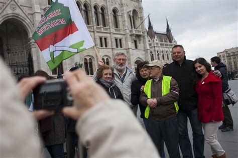 Az ellenzők több napig tartottak demonstrációkat a szobor körül, s elhelyezték rajta virágaikat, mécseseiket, emléktárgyaikat. Ide költözött József Attila szobra - 444