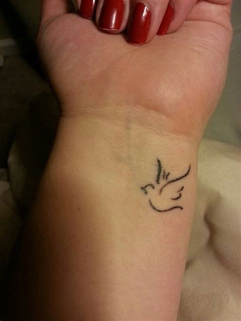 Some also choose them as a tribute to a loved one who has passed away. 21 Fantastic Dove Tattoos On Wrist