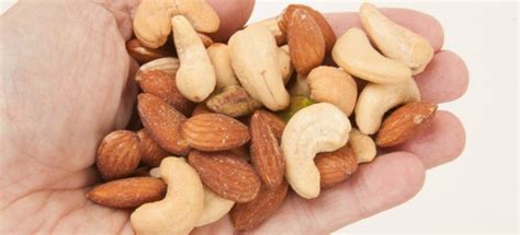 How many carbs are in pecans? Eat a Handful of Nuts Per Day -Italian Mediterranean Diet