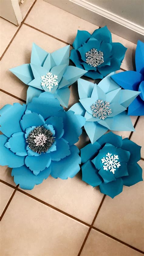 Provide hot chocolate, as well, for some added frozen fun! Frozen theme paper flowers | Frozen theme party, Frozen ...