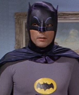 Este joven batman se enfrenta por primera vez a sus enemigos más conocidos, con la ayuda de su mayordomo alfred, el cual coopera en el momento en que bruce wayne/batman lo requiere. superman no es un dios {...} Imagen | @FraudierDrogbaa en ...