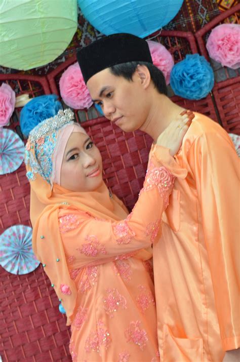 Biarpun keseruan foto itu terlihat sederhana, namun gambar tersebut dapat mengubah mood kita, dari yang mulanya cemberut dapat berubah ceria ketika melihatnya. CintaBersatuDijahZaki: Review 1: Baju Akad Nikah