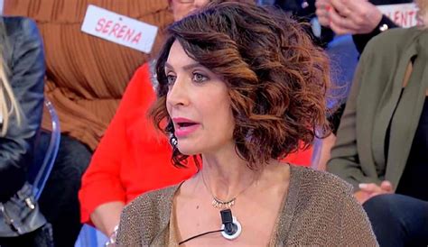 Barbara de santi è una delle più note protagoniste del trono over di uomini e donne: Barbara De Santi ironizza sul Coronavirus | Commento a ...