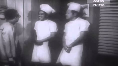 This film tells the misadventures of a pair of bumbling servants who live with their miserly employee. Lawak lucu - ketuk ketampi - YouTube