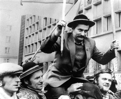 Za stanie na czele „solidarności. 30 lat temu Danuta Wałęsa odebrała za męża Pokojową ...