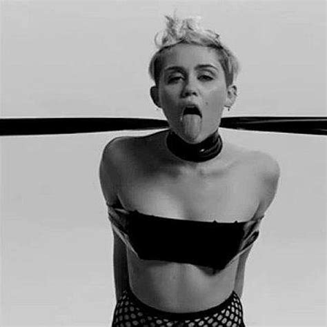 Miley cyrus — wrecking ball. Miley Cyrus participará con un vídeo en el Festival de ...