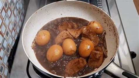 Simak resep semur telur berikut untuk hasil maksimal. Resep Telur Bumbu Hitam - SajianLezat.com