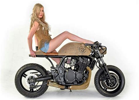 The suzuki bandit has an instantly recognizable body and frame shape so the designers chose to retain that. Suzuki GSF 1200 Bandit café racer with Czech girl | Cafe ...