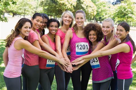 Non si correrà più il 21 febbraio ma il 17 ottobre 2021. Corridori Maratona Del Cancro Al Seno Femminile Che ...