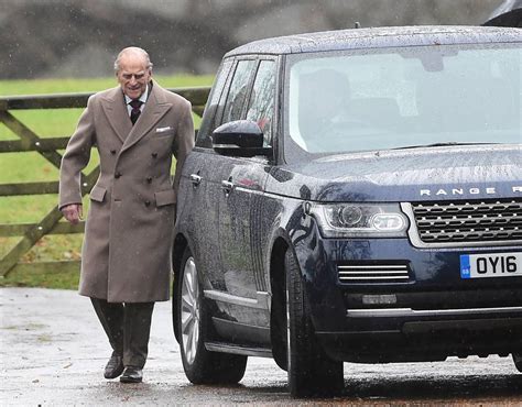 Il principe filippo nasce a corfù, sul tavolo della sala da pranzo di villa mon repos. Il principe Filippo, 95 anni, alla messa di Capodanno a ...