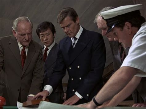 La veste de costume s'accompagne d'un pantalon de la. (roger moore blazer bleu) DIFFÉRENCES entre une veste de ...