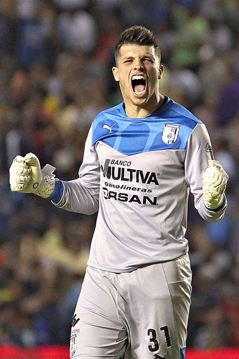 Goleiro tiago volpi orienta barreira do figueirense em duelo no morumbi alexandre schneider/getty images. Tiago Volpi todo un galanazo del futbol. | Long sleeve ...