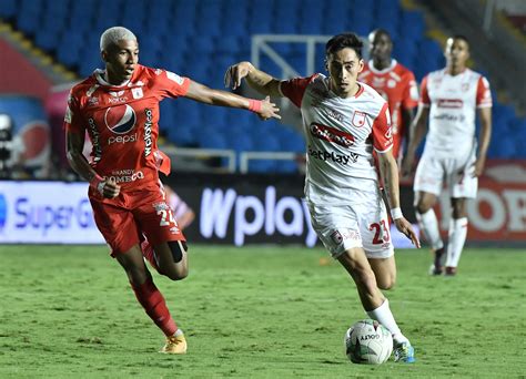 The ball has america, santa fe holds but has not returned to approach the rival goalkeeper. Santa Fe Vs América: hora y canal para ver el partido de ...