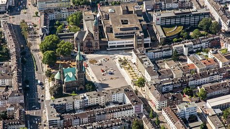 Ein streifenwagen der polizei bemerkte am vormittag bei regennasser fahrbahn eine ölspur in der mönchengladbacher innenstadt. MG von oben - Luftbilder aus Mönchengladbach