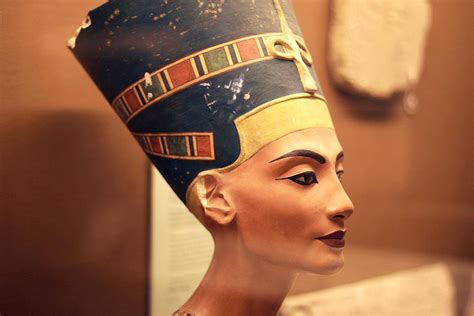 يعتقد البعض أن الملكة نفرتيتي من أصل آسيوي، وأنها تنتسب إلى أسرة. Queen-Nefertiti - نفرتيتى (جميله الجميلات) - Egypt's monuments