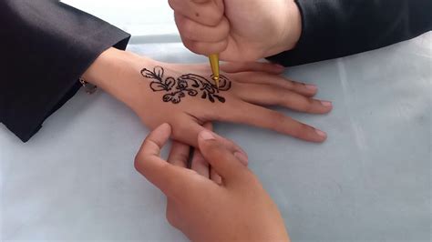 20 corak paling cantik henna putih ni nampak lebih simple dan tidak keterlaluan corak. Desain Henna Terbaru 2020 - gambar henna tangan simple dan ...