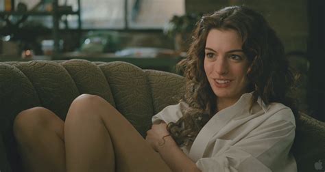 Anne hathaway ve jake gyllenhaal ikilisinin uyumu son derece güzeldi. anne-hathaway-love-and-other-drugs-trailer-caps-05 | GotCeleb