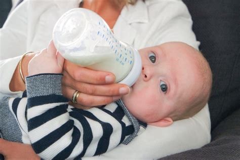 Breast milk, like other milk, cannot be stored at room temperature for a long time.but ;how long can breast milk be at room? How long does pumped and stored breast milk stay fresh?