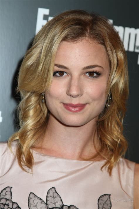 They dated for a long time before they got engaged. Emily VanCamp - Die Moviepedia - Filme, Trailer, Stars ...