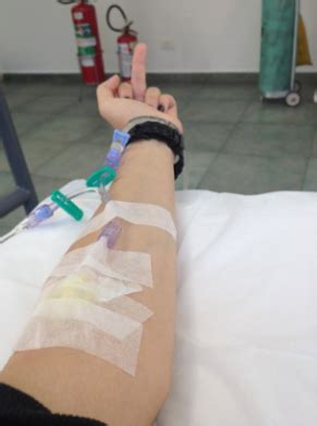 Riset membuktikan, orang akan mulai lupa amnesia jika ditanya soal utang. 10. Gambar tangan diinfus di rumah sakit "FOTO" | Gambar, Gambar orang, Fotografi kreatif
