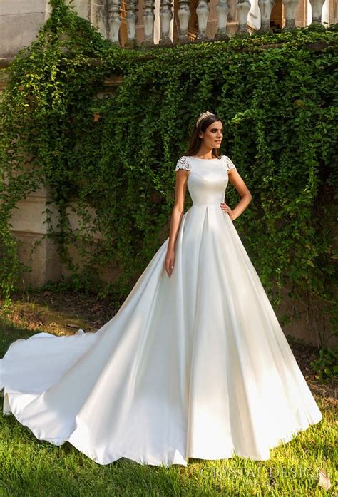 Come check out these wedding dress and wedding dress designers spend years learning about fine art, history, the science of color and texture. 30+ Stunning and Awe-Inspiring Crystal Design Wedding ...