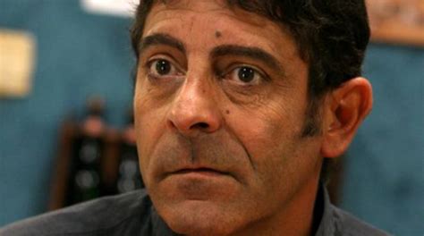 Agire da piccolo uomo non aiuta il mondo. Luca Laurenti nudo al mare: irriconoscibile, il fisico è ...