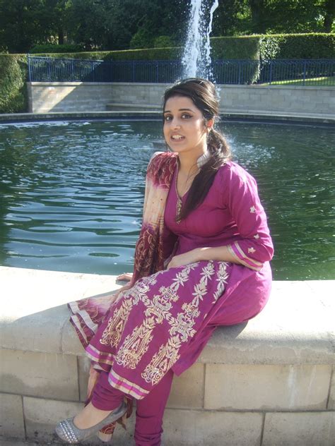 Desi and sexy Indian and Pakistani Girls in Shalwar Kameez!