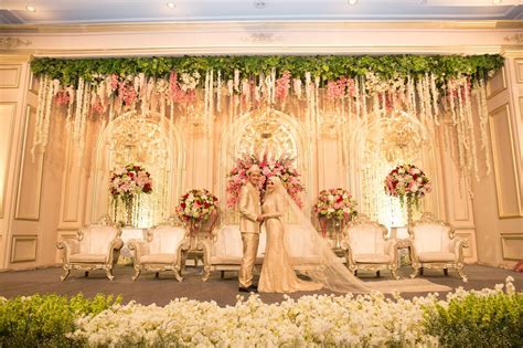 Pelaminan ini sangat cocok buat usaha wedding dekorasi baik di gedung maupun dirumah Pernikahan Elegan Modern dengan Tema Pink ala Emyr dan ...