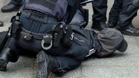 Bis heute 5 jahre und 9 monate, seit nov. Black Lives Matter: Rassistische Polizeigewalt in ...