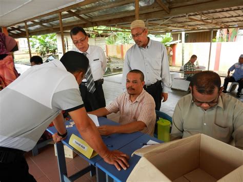 Bantuan ini diberikan kepada setiap pelajar tahun 1 hingga tingkatan 5 dengan kadar rm 100 seorang, di mana pendapatan bulanan ibu bapa atau penjaga mestilah. SEKOLAH KEBANGSAAN PULAU GAJAH: Penyampaian Bantuan Khas ...