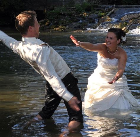 So leicht das klingen mag, können beim trinken durchaus fehler passieren. Hochzeitsfotografie: Die Braut fällt in den Teich? Einfach ...