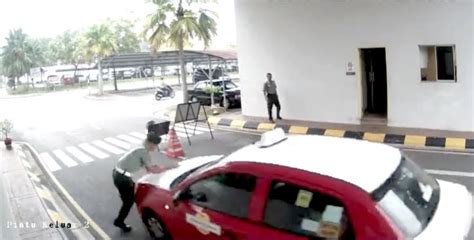 Additionally, setapak golf range, festival city mall, wangsa maju police station and hospital atm tuanku mizan are about 10 minutes' drive away. VIDEO: Taxi Driver Charges At Armed Forces Hospital Main ...