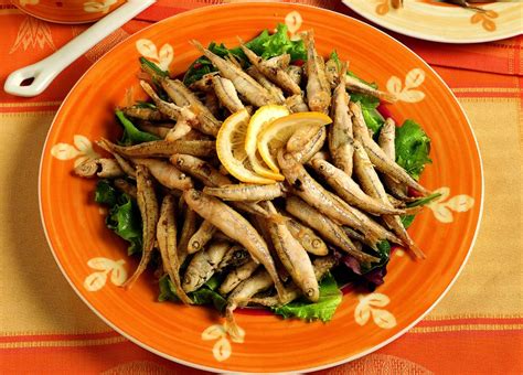 In una ciotola di vetro mettete i due tuorli, unite il cucchiaino di aceto, un pizzico di sale e, se lo gradite, anche un pizzico di trucchi e consigli. Ricetta Frittura di pesce con maionese alle erbe - La ...