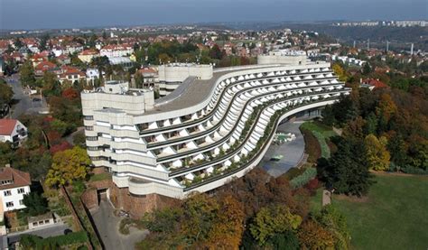 Petr kellner is a czech businessman. Hotel Praha je komunistický kryt, bude se těžko bořit ...