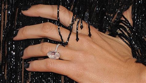 Tak lama setelah kabar ini menyeruak ke permukaan, publik kembali dihebohkan dengan kemunculan cincin berlian yang diduga adalah bukti pertunangan. Kisah Unik di Balik Cincin Tunangan Solitaire Seleb ...