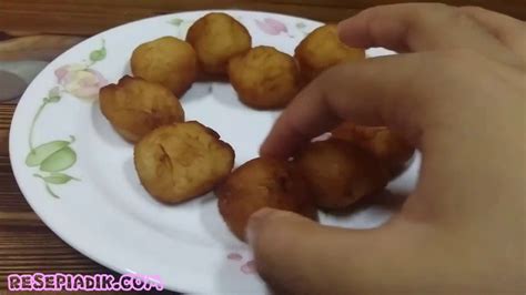 Tusuk bagian tengah kue cucur dengan tusuk gigi atau tusuk sate untuk memastikan. Resepi Cucur Kembung Manis - YouTube