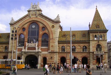 Posts in hungarian are obviously allowed, but budapest has a significant foreign student population, so the language defaults to english. Hauptportal zur Markthalle in Budapest